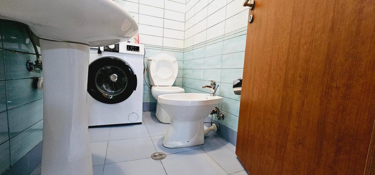 New Bazaar Side Bliss 2 Bed Room Apt With Free Garage Tirana Exterior foto